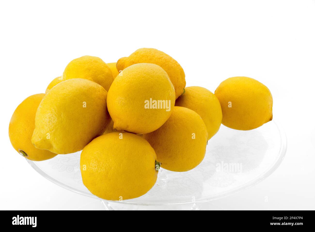 limoni interi su lastra di vetro trasparente isolato su fondo bianco Foto Stock