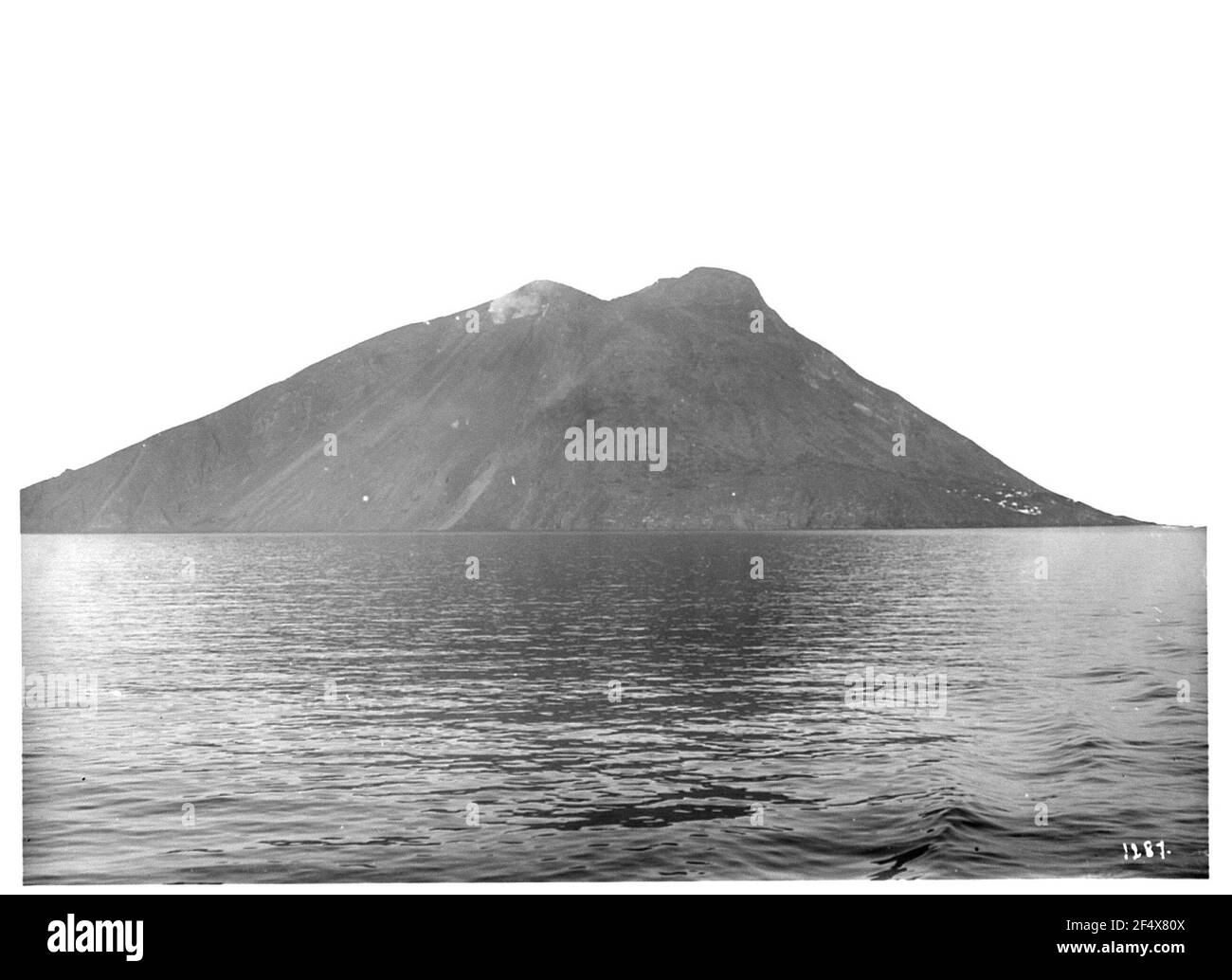 Stromboli / Italia: Vista dall'acqua sull'isola vulcanica Foto Stock