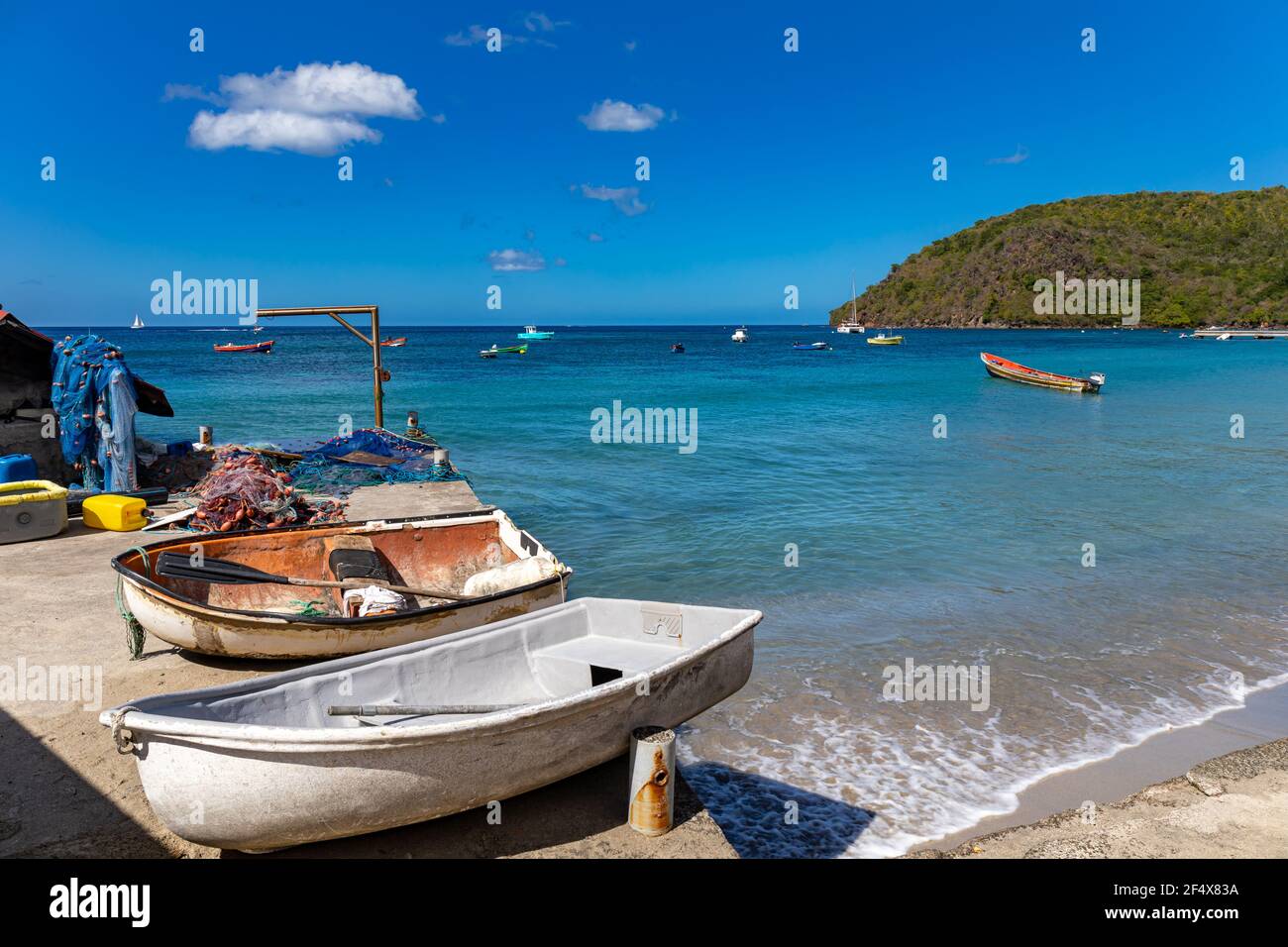 Barche da pesca a les Anses-d'Arlet, Martinica, Antille francesi Foto Stock