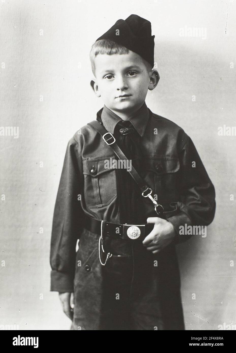 Günther Hanisch (figlio del fotografo) in uniforme i 'pulcini', i bambini nazionalsocialisti Foto Stock Günther Hanisch (figlio del fotografo) in uniforme i 'pulcini', i bambini nazionalsocialisti Foto Stock