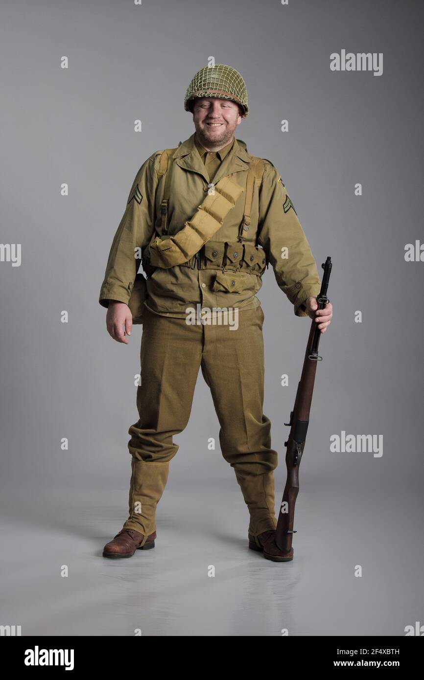 L'uomo è un attore nell'uniforme militare di un ranger americano,  indossando un casco e con una carbina nelle sue mani, il periodo della  seconda guerra mondiale Foto stock - Alamy