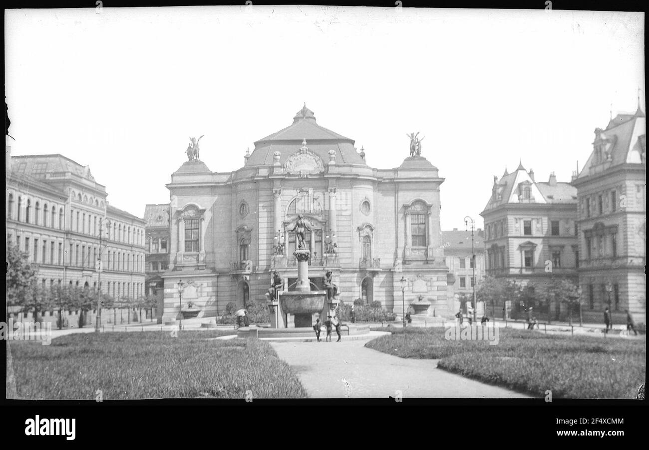 Aussig. Stadttheater (1908-1909; Alexander Graf) ed Elbebrunnen (1912, Selmar Werner) Foto Stock