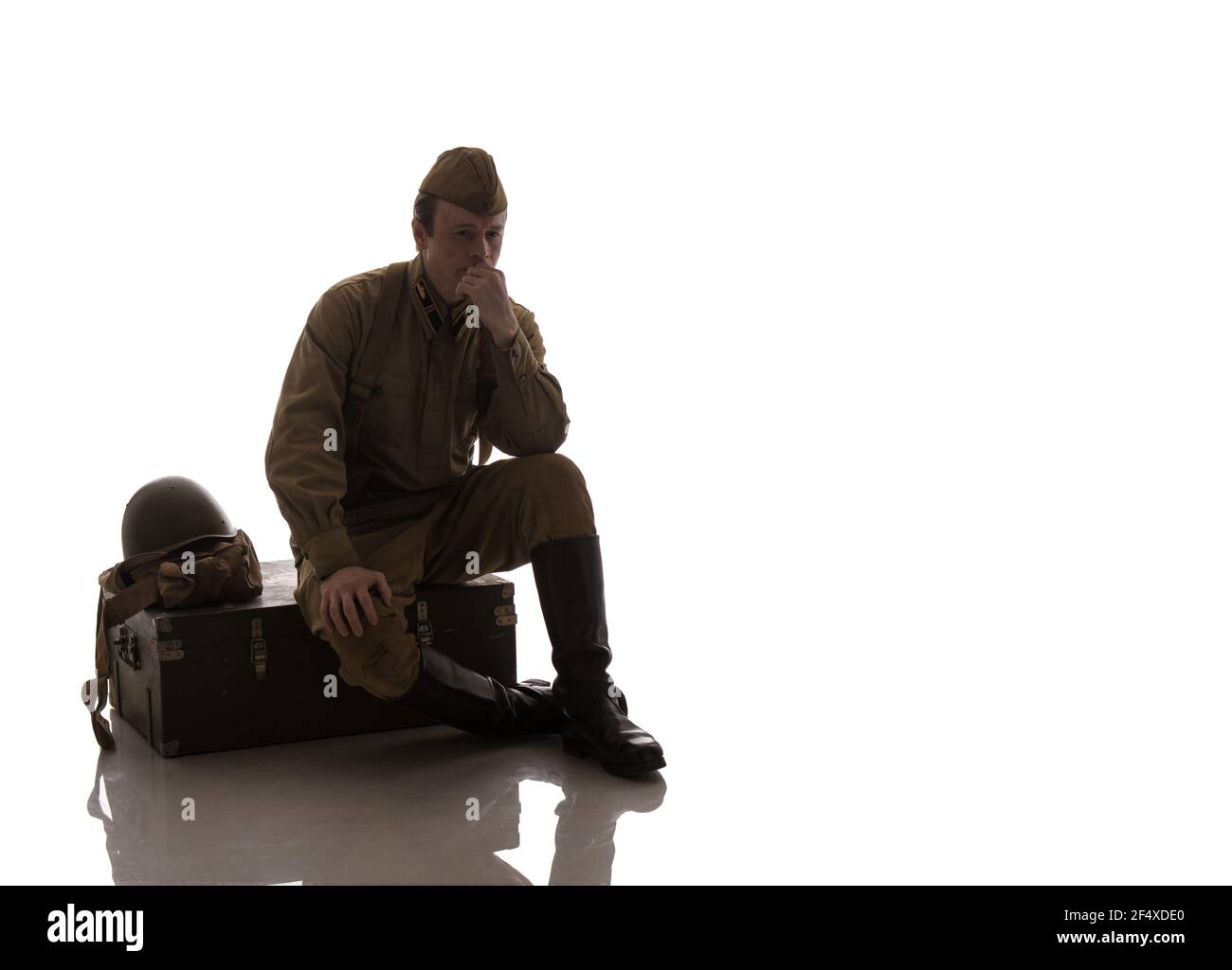 Uomo attore in uniforme militare di un soldato dell'Esercito Rosso dei tempi seconda Guerra Mondiale foto fatta nello stile di 'basso tasto' Foto Stock
