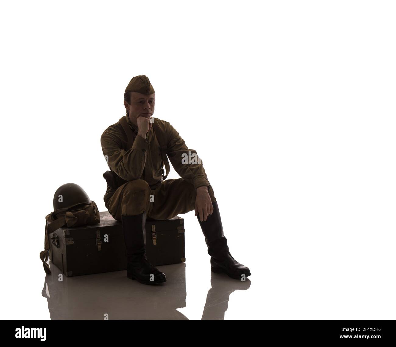 Uomo attore in uniforme militare di un soldato dell'Esercito Rosso dei tempi seconda Guerra Mondiale foto fatta nello stile di 'basso tasto' Foto Stock