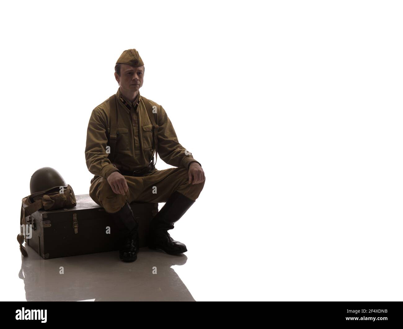 Uomo attore in uniforme militare di un soldato dell'Esercito Rosso dei tempi seconda Guerra Mondiale foto fatta nello stile di 'basso tasto' Foto Stock