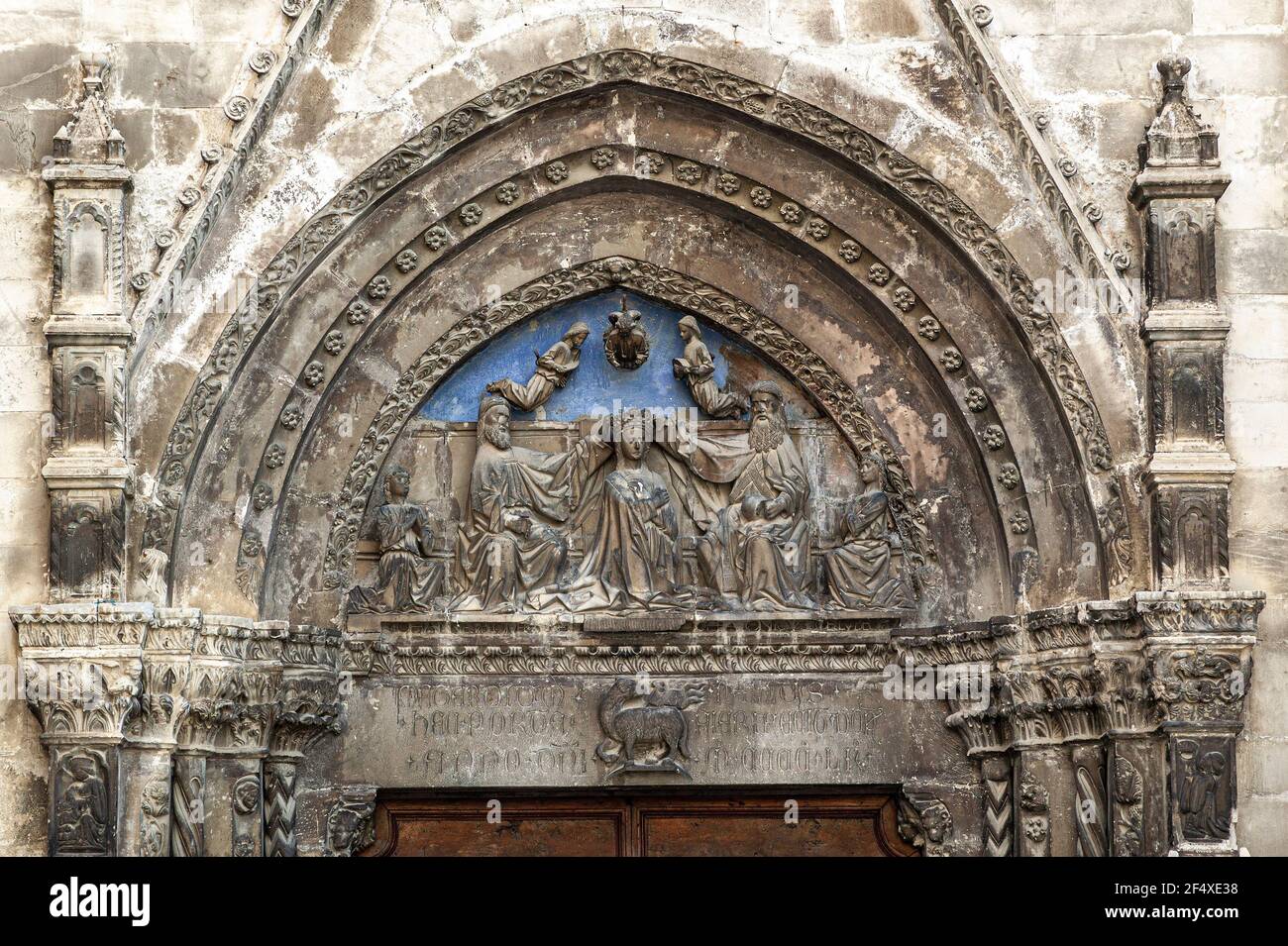 Decorazioni pittoriche e scultoree dell'ingresso di Santa Maria maggiore a Caramanico, nel Parco Nazionale della Maiella. Provincia di Pescara, Abruzzo Foto Stock