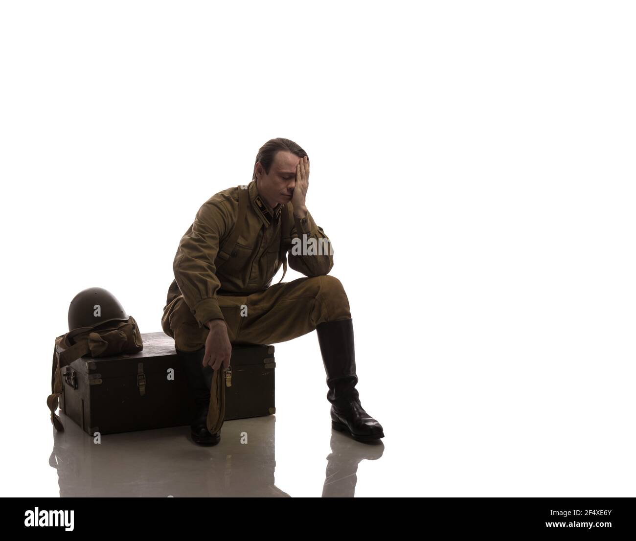 Uomo attore in uniforme militare di un soldato dell'Esercito Rosso dei tempi seconda Guerra Mondiale foto fatta nello stile di 'basso tasto' Foto Stock