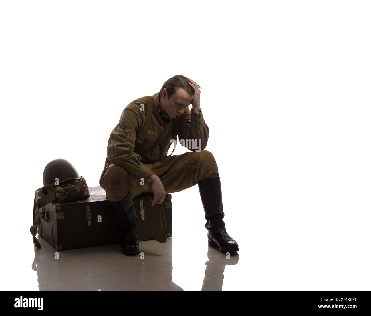 Uomo attore in uniforme militare di un soldato dell'Esercito Rosso dei tempi seconda Guerra Mondiale foto fatta nello stile di 'basso tasto' Foto Stock