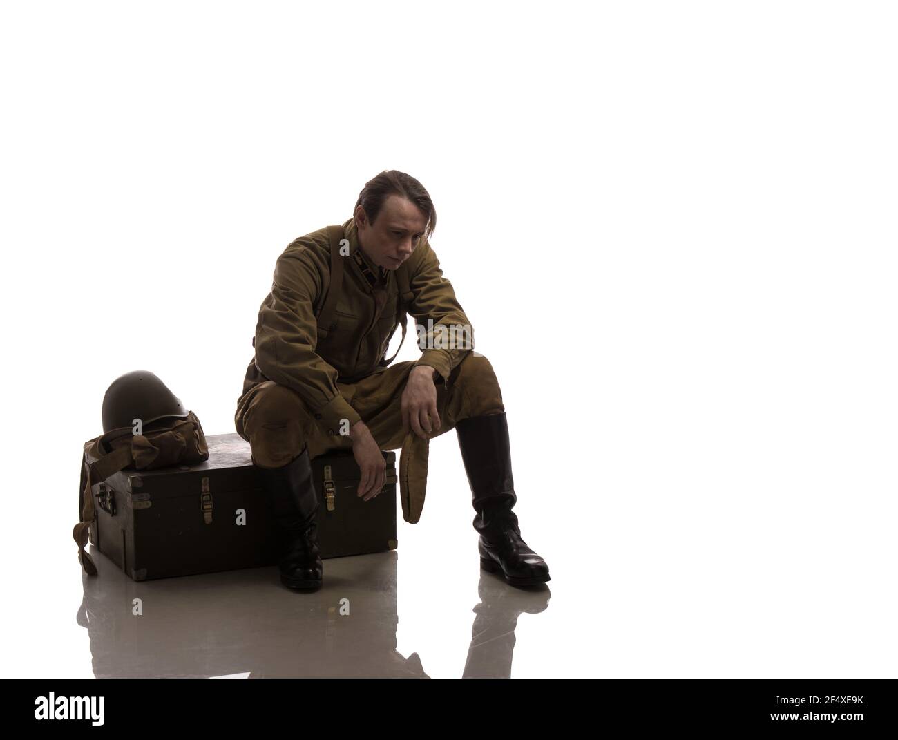 Uomo attore in uniforme militare di un soldato dell'Esercito Rosso dei tempi seconda Guerra Mondiale foto fatta nello stile di 'basso tasto' Foto Stock
