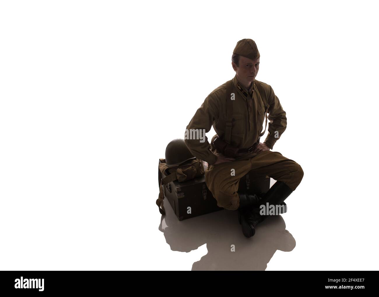 Uomo attore in uniforme militare di un soldato dell'Esercito Rosso dei tempi seconda Guerra Mondiale foto fatta nello stile di 'basso tasto' Foto Stock