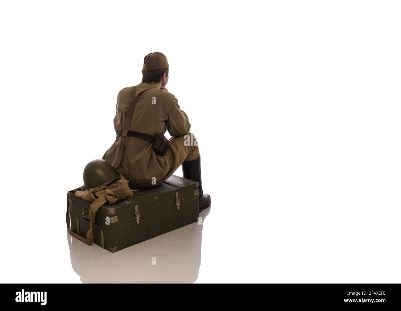 Uomo attore in uniforme militare di un soldato dell'Esercito Rosso dei tempi seconda Guerra Mondiale foto fatta nello stile di 'basso tasto' Foto Stock