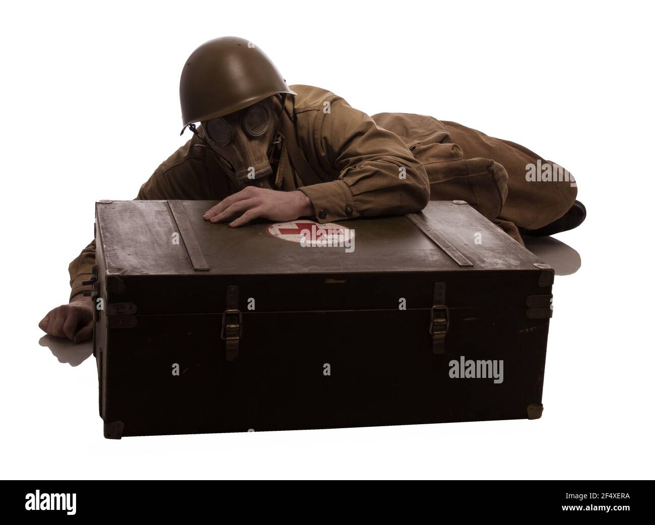 Uomo attore in uniforme militare di un soldato dell'Esercito Rosso dei tempi seconda Guerra Mondiale foto fatta nello stile di 'basso tasto' Foto Stock