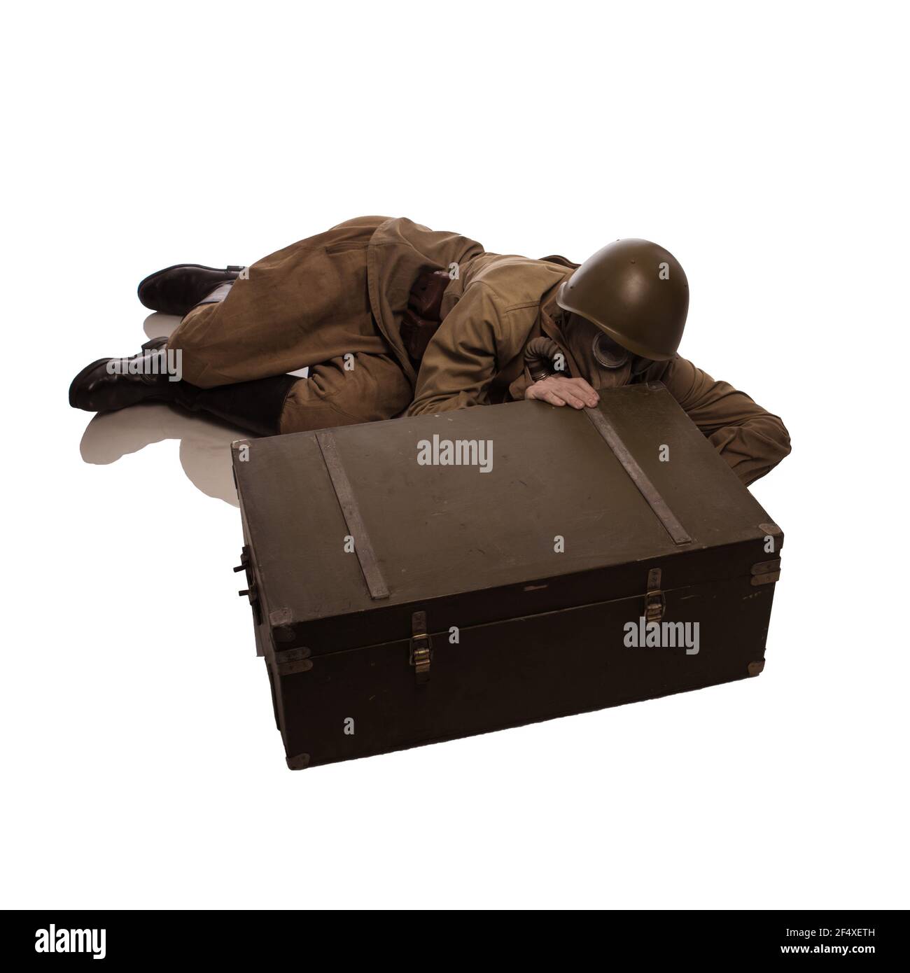 Uomo attore in uniforme militare di un soldato dell'Esercito Rosso dei tempi seconda Guerra Mondiale foto fatta nello stile di 'basso tasto' Foto Stock