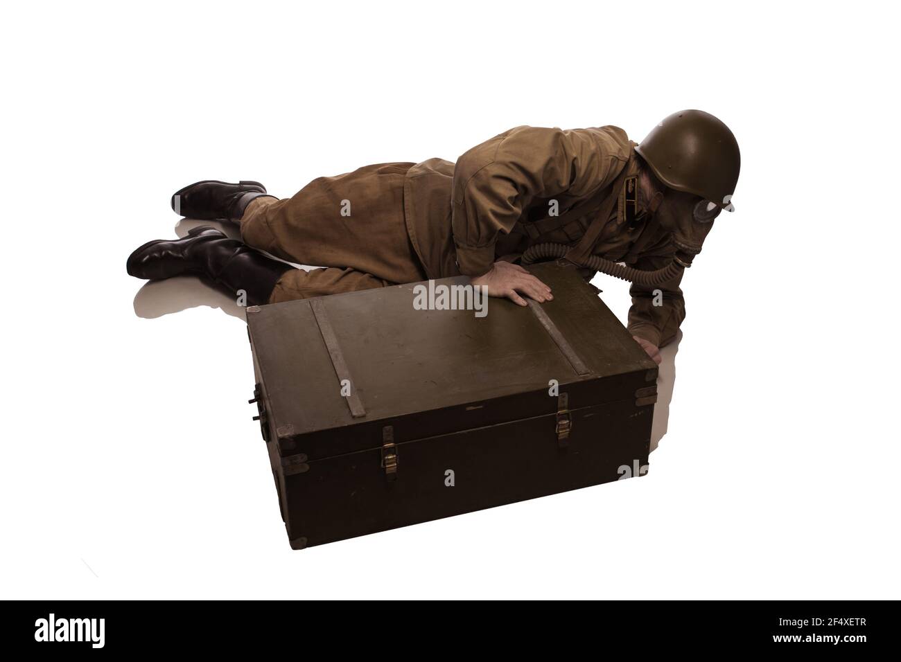 Uomo attore in uniforme militare di un soldato dell'Esercito Rosso dei tempi seconda Guerra Mondiale foto fatta nello stile di 'basso tasto' Foto Stock