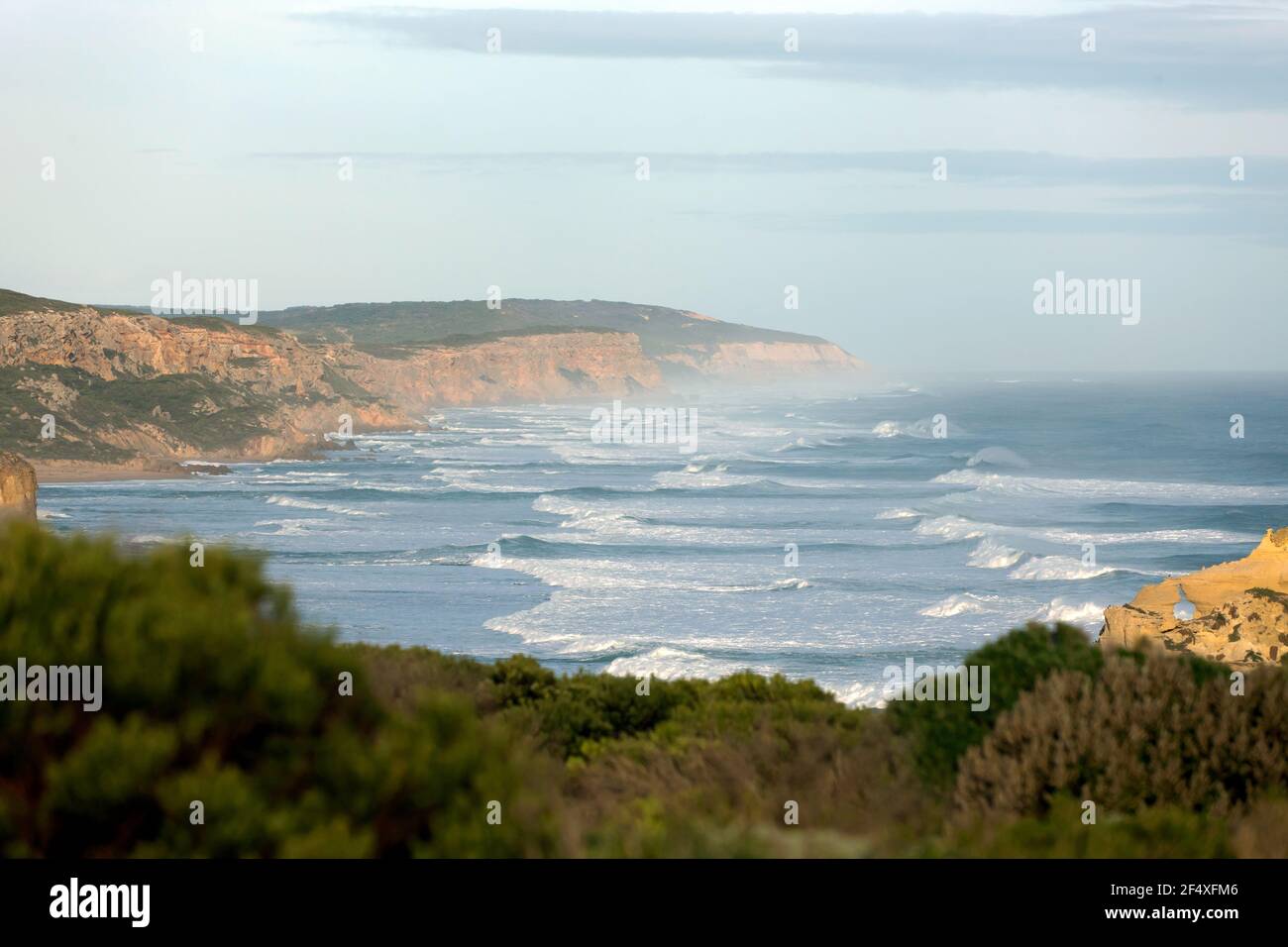 Vista dalla cima dei dodici Apostoli che si affacciano sulla riva del Port Campbell National Park, presso la Great Ocean Road a Victoria Foto Stock