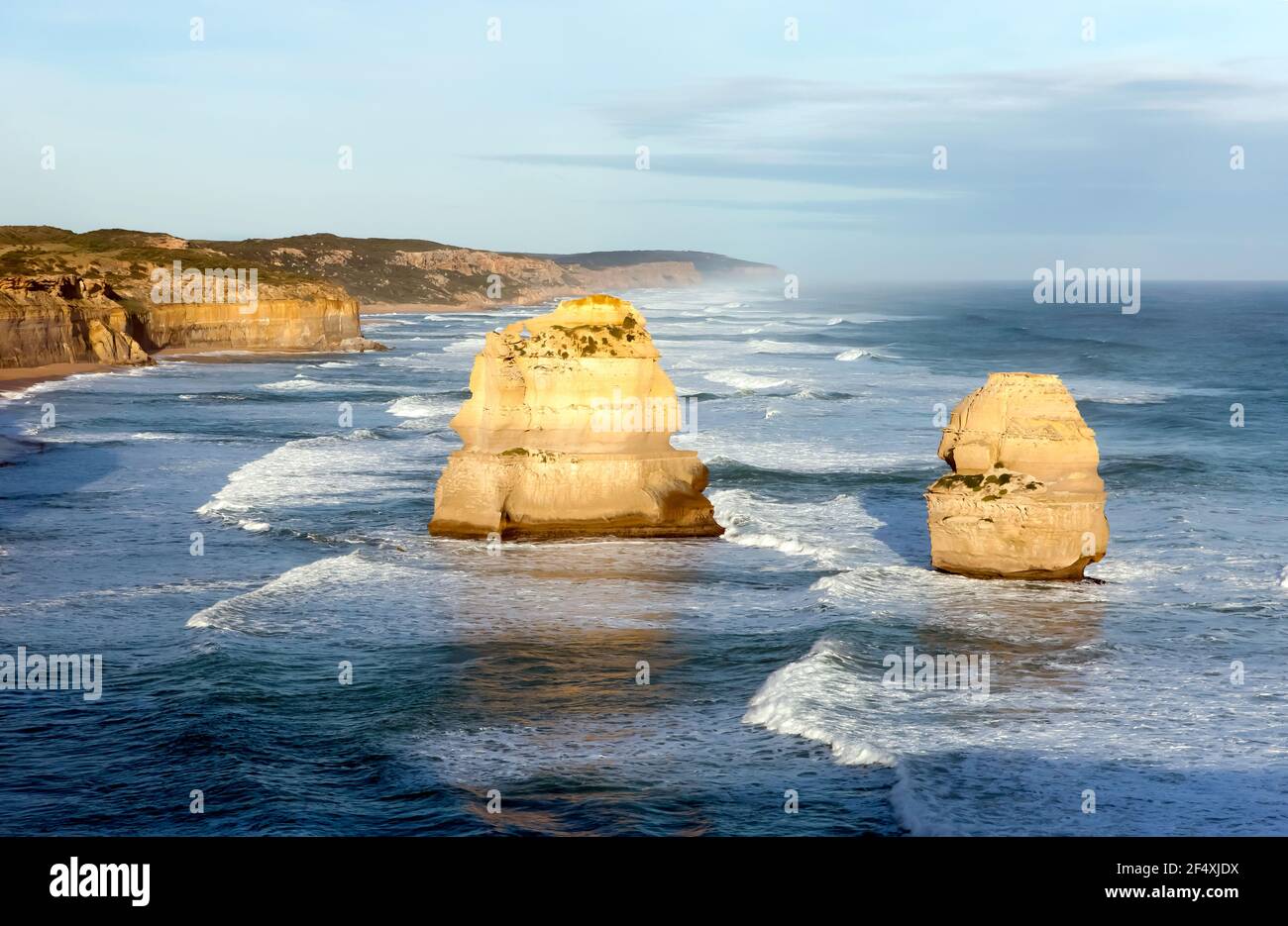 Due dei dodici apostoli fuori Riva del Parco Nazionale di Port Campbell, mediante la Great Ocean Road in Victoria Foto Stock