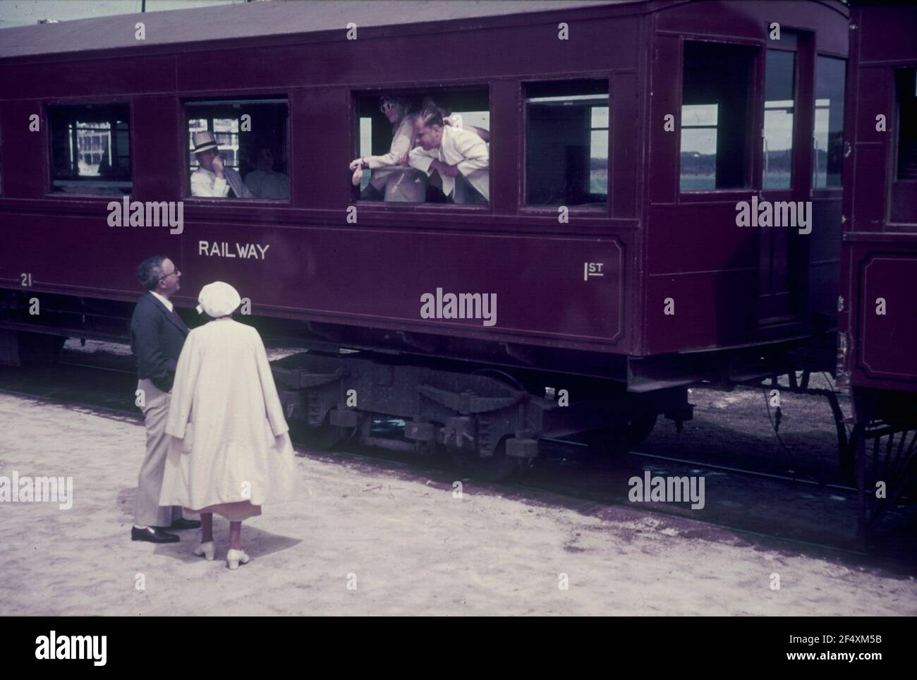 Foto di viaggio Bermuda. Piattaforma con i turisti a un treno della Ferrovia Bermuda Foto Stock