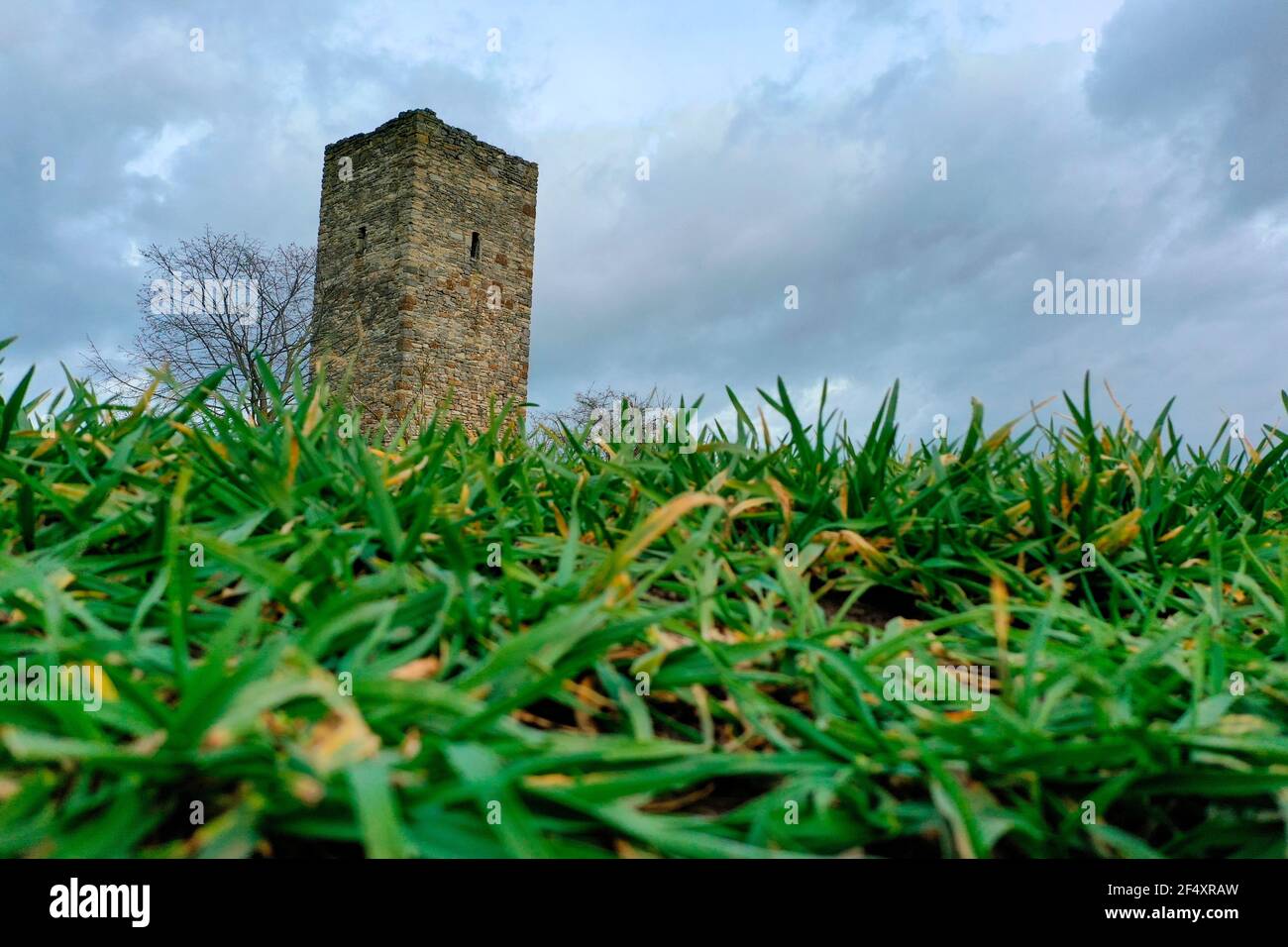 Magdeburgo, Germania. 21 Mar 2021. La 'Blaue Warte' tra Wanzleben e Oschersleben è una delle strutture più antiche del Magdeburger Börde. La torre di guardia fu costruita in pietre da campo nel 1438 come marcatore di confine tra le aree abitate dai popoli germanico e slavo. Solo altre due torri di guardia di questo periodo sono sopravvissute in Sassonia-Anhalt. Credit: Stefano Nosini/dpa-Zentralbild/ZB/dpa/Alamy Live News Foto Stock