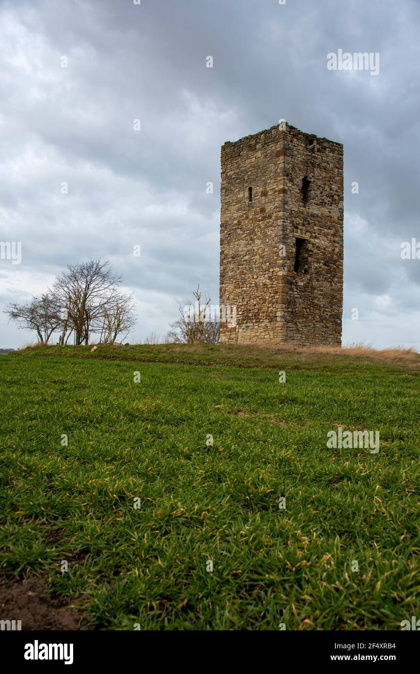 Magdeburgo, Germania. 21 Mar 2021. La 'Blaue Warte' tra Wanzleben e Oschersleben è una delle strutture più antiche del Magdeburger Börde. La torre di guardia fu costruita in pietre da campo nel 1438 come marcatore di confine tra le aree abitate dai popoli germanico e slavo. Solo altre due torri di guardia di questo periodo sono sopravvissute in Sassonia-Anhalt. Credit: Stefano Nosini/dpa-Zentralbild/ZB/dpa/Alamy Live News Foto Stock