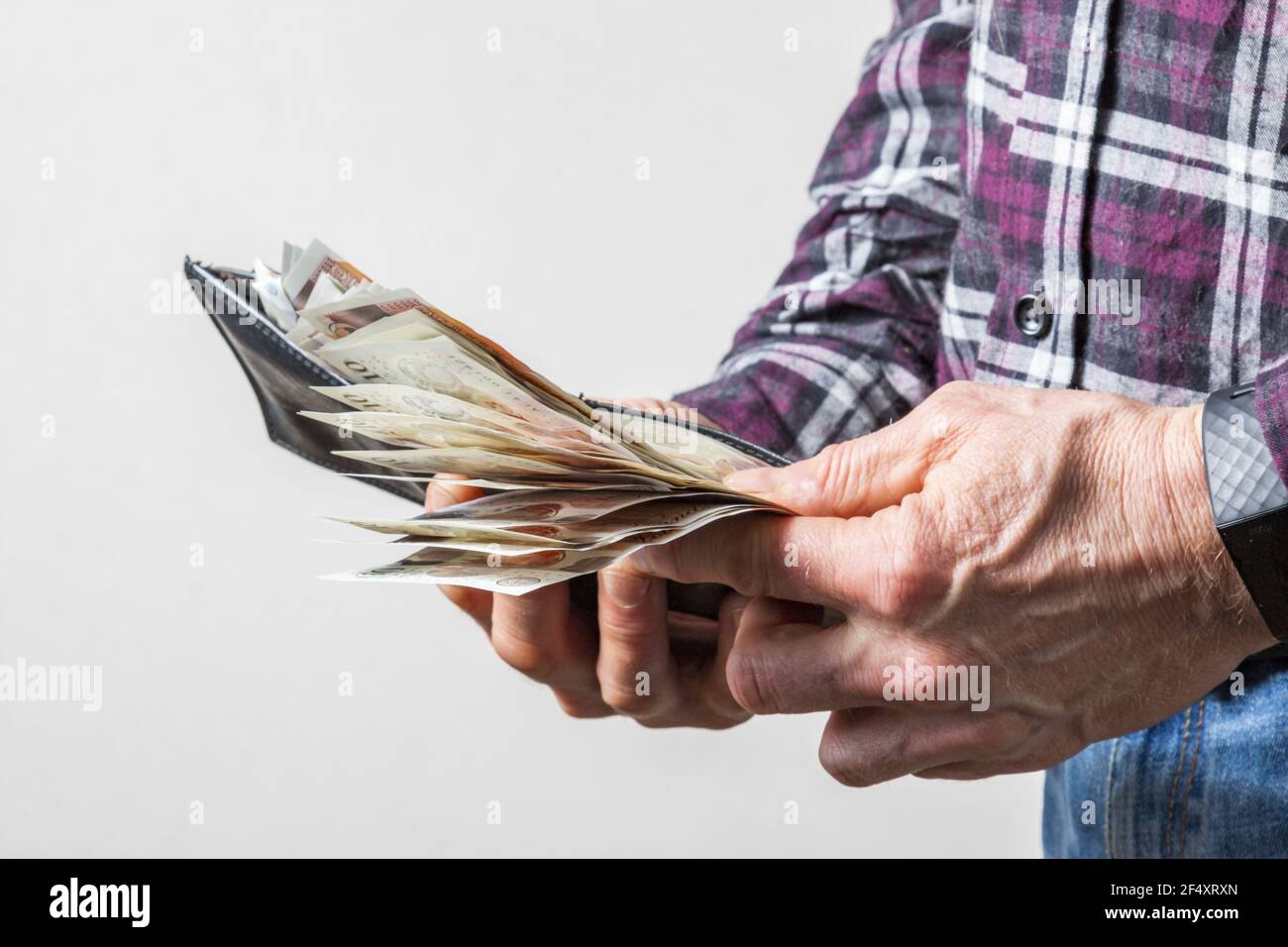 Colpo di primo piano di un uomo che tiene il denaro in mano Foto Stock