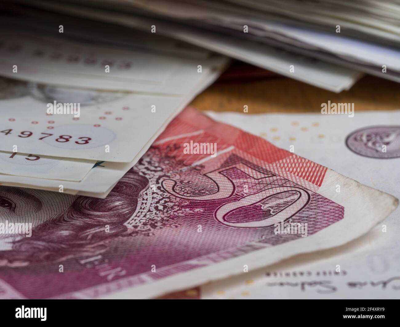 Colpo di closeup della valuta britannica della carta su uno sfondo sfocato Foto Stock