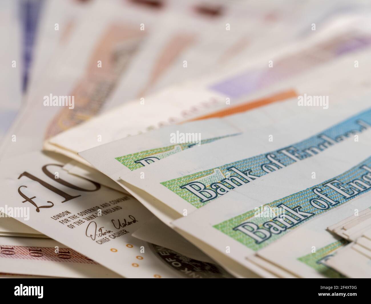 Colpo di closeup della valuta britannica della carta su uno sfondo sfocato Foto Stock