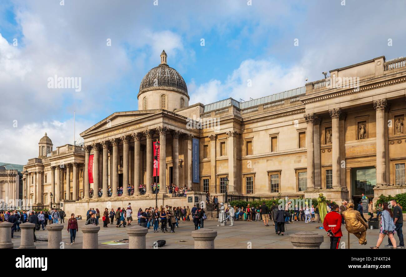 Turisti di fronte, la National Gallery in Trafalgar Square a Londra, Inghilterra, Regno Unito Foto Stock