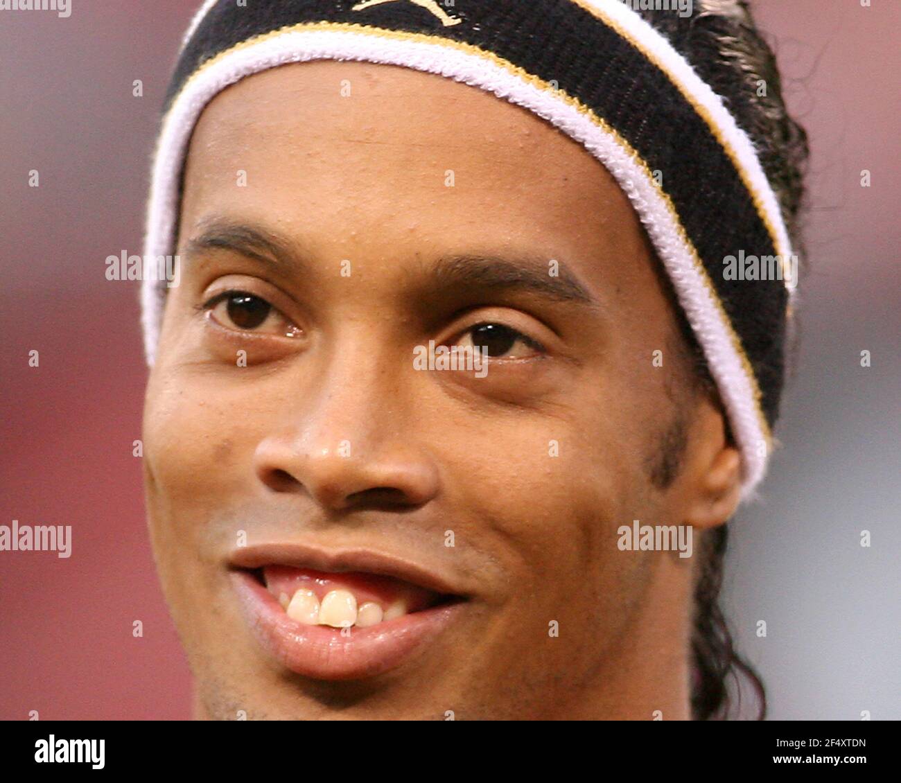 Ronaldinho sorride per i fan. Il FC Barcelona ha demolito i New York Red Bulls 4-1 prima di oltre 79,000 tifosi nello stadio Giants, East Rutherford, New Jersey Foto Stock