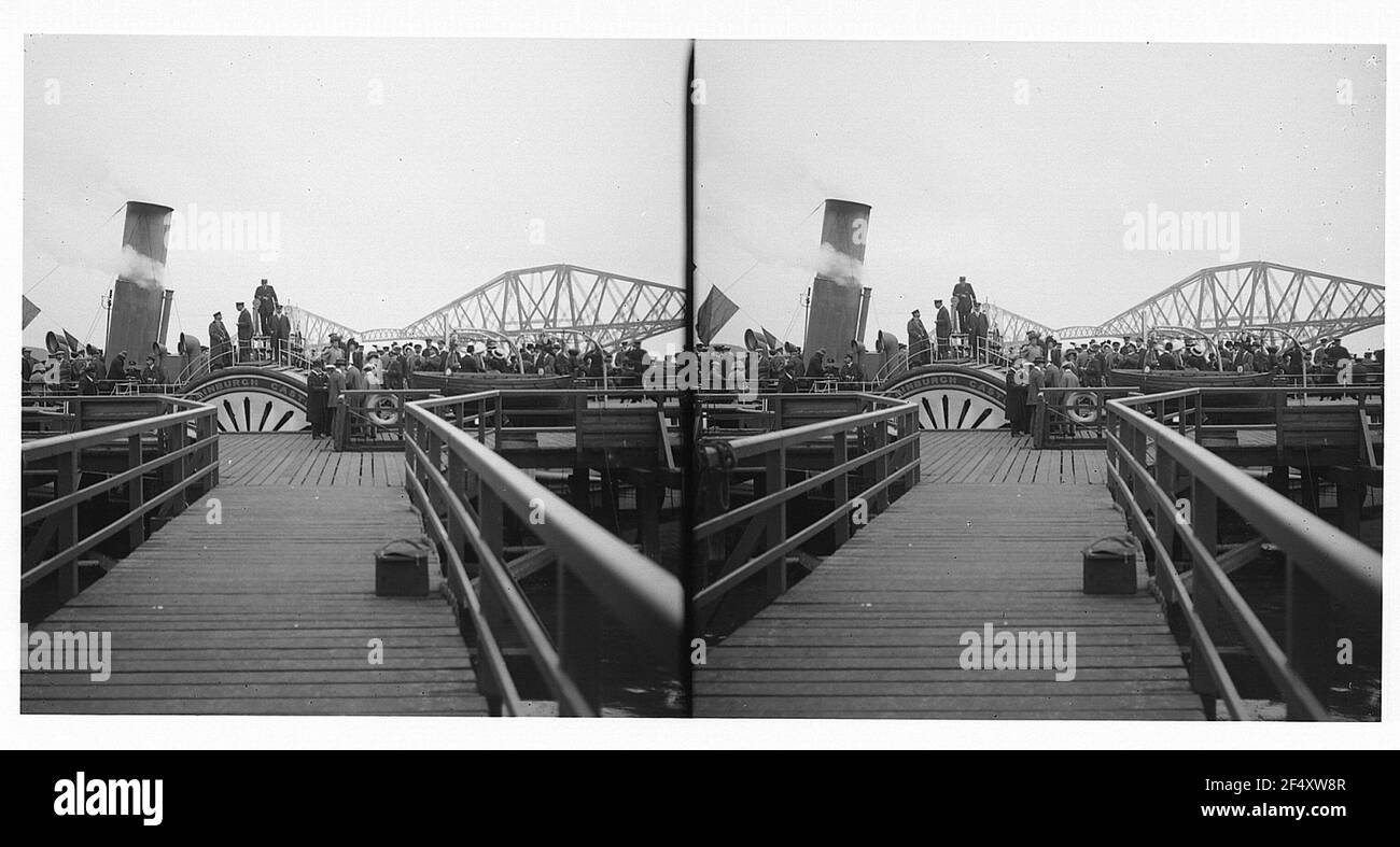 Edimburgo / Scozia: Molo per escursioni a vapore. Turisti sul ponte di un'escursione a vapore ruota sul molo, iscrizione leggibile sul battello a vapore box ruota: Castello di Edimburgo, sullo sfondo costruzione in acciaio del Firth of Forth Bridge Foto Stock
