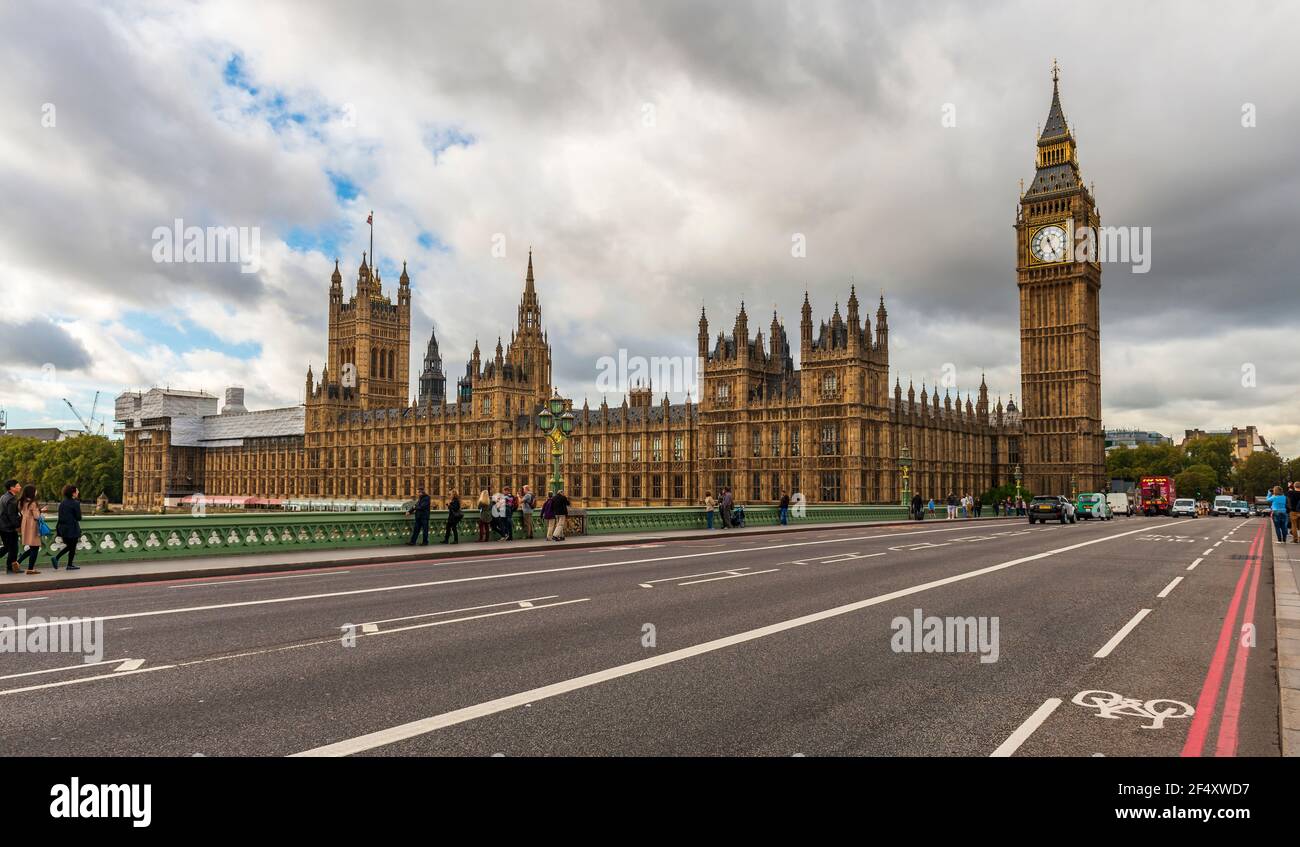 Panorama del Parlamento dal ponte di Westminster, sul Tamigi, a Londra, Inghilterra, Regno Unito Foto Stock