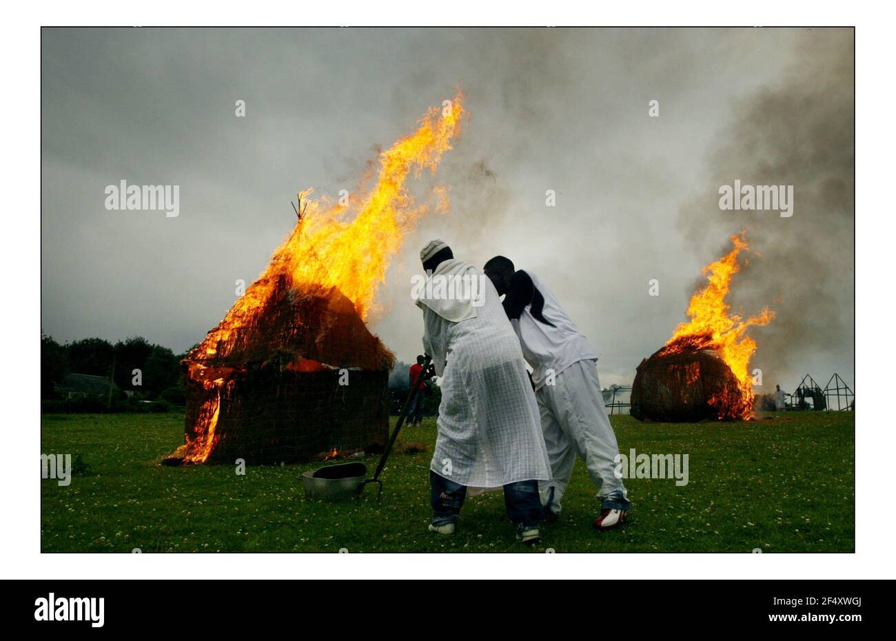 Darfur Survivors Re enact il bruciare e la distruzione di a. Mock villaggio vicino alla milizia Janjaweed su una collina che si affaccia Il complesso di Gleneagles dove i leader del G8 saranno meeting.pic David Sandison 5/7/2005 Foto Stock