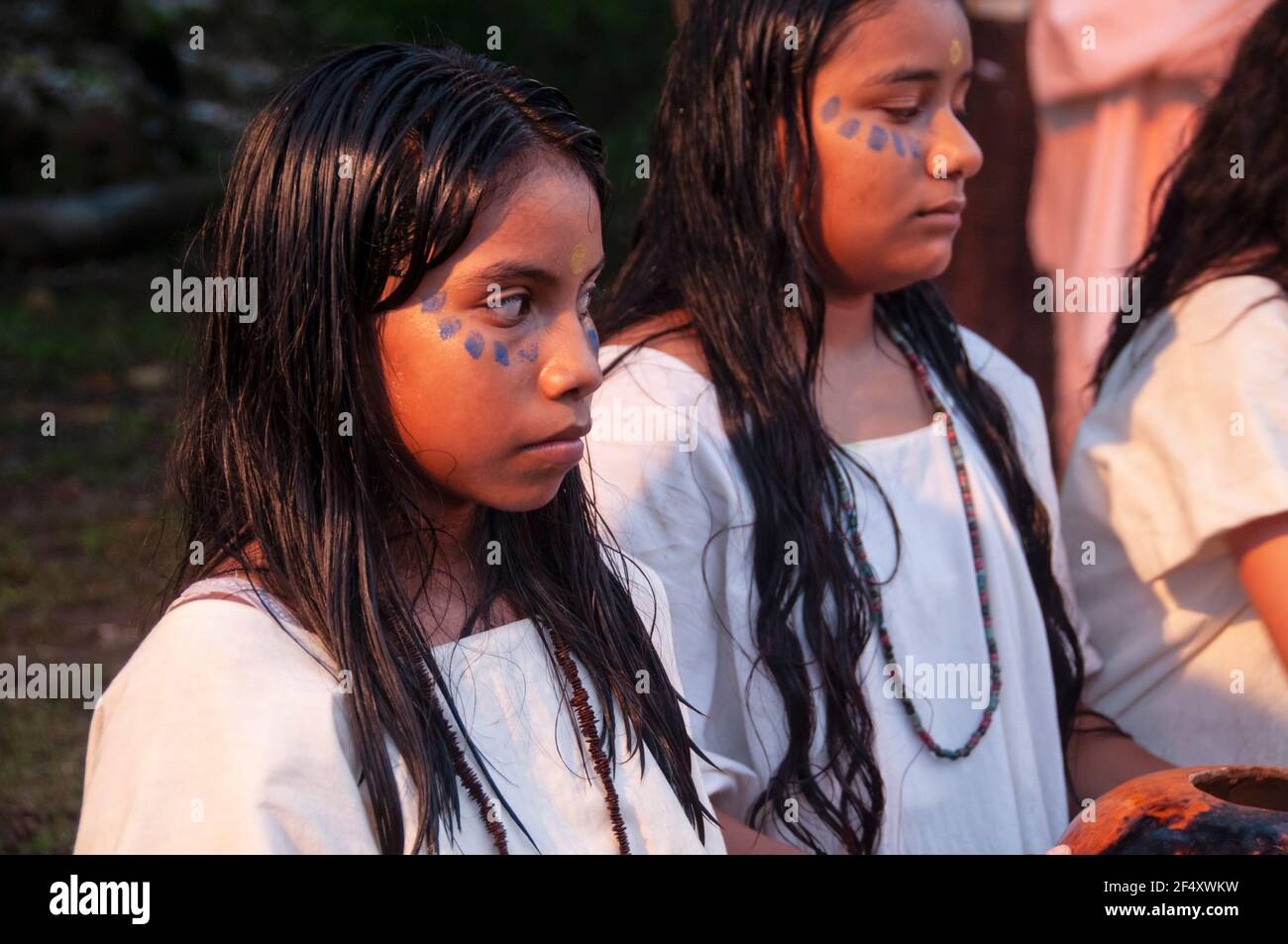 Due giovani bambine messicane indigene con il make-up durante una cerimonia maya nel loro villaggio. Religione di concetto, cultura e turismo Foto Stock