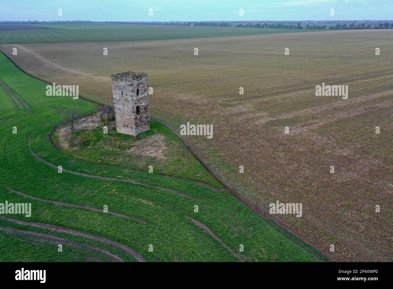 Magdeburgo, Germania. 21 Mar 2021. La 'Blaue Warte' tra Wanzleben e Oschersleben è una delle strutture più antiche del Magdeburger Börde . La torre di guardia è stata eretta nel 1438 da pietre di campo come marcatore di confine tra le aree abitate dai popoli germanico e slavo. In Sassonia-Anhalt solo altre due torri di guardia di questo periodo sono sopravvissute. (Foto scattata con il drone) Credit: Stephan Schulz/dpa-Zentralbild/ZB/dpa/Alamy Live News Foto Stock