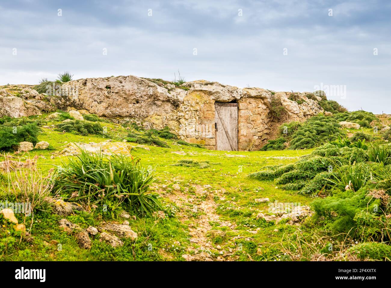 Vecchio ovile in un paesaggio naturale nel sud dell'isola di Malta, nel sud dell'Europa Foto Stock
