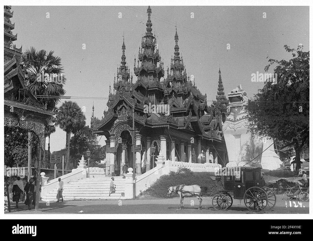Rangonn, Birmania. SHWEDAGON PAGODE sistema tempio con un pugno, prima di un singolo-pap Foto Stock