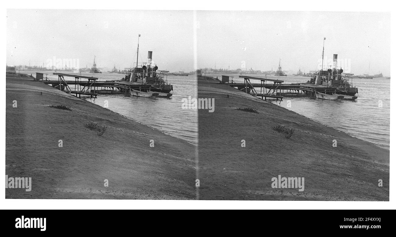Molo su un fiume con ponte di atterraggio e lì ormeggiato trattore bug Foto Stock