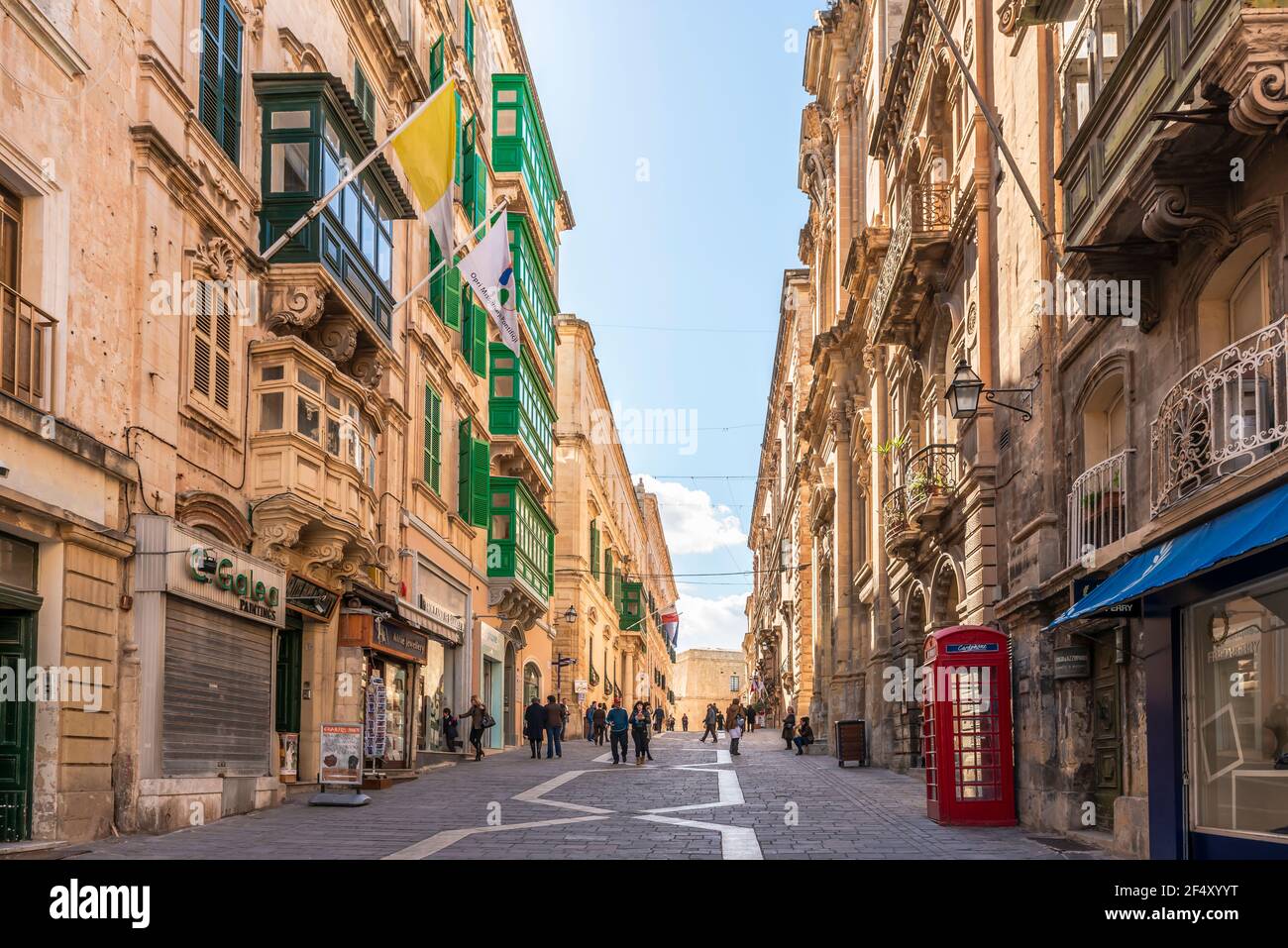 Edifici residenziali con architettura tipica a Valletta sull'isola Di Malta nell'estremo sud dell'Europa Foto Stock