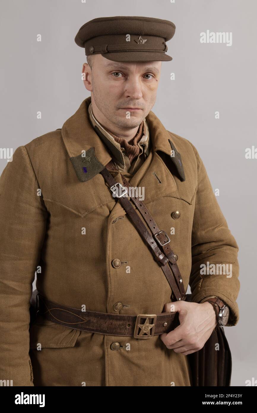 Attore maschile nella divisa invernale di un ufficiale del periodo dell'Armata Rossa seconda guerra mondiale Foto Stock
