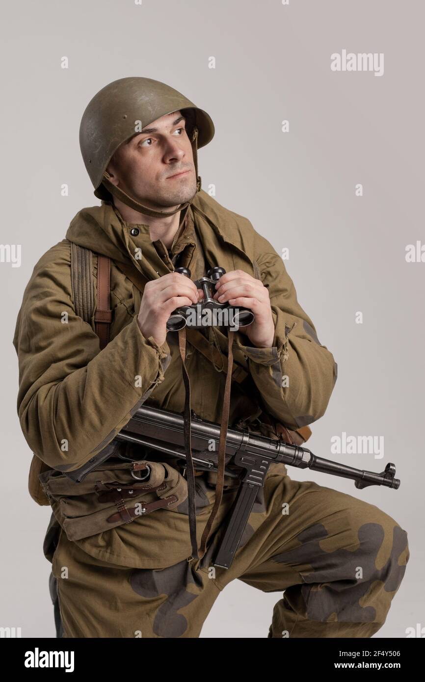 Uomo adulto in una vecchia divisa militare e camuffamento vestiti di un  soldato dell'esercito sovietico durante la seconda guerra mondiale, 1943  anni Foto stock - Alamy