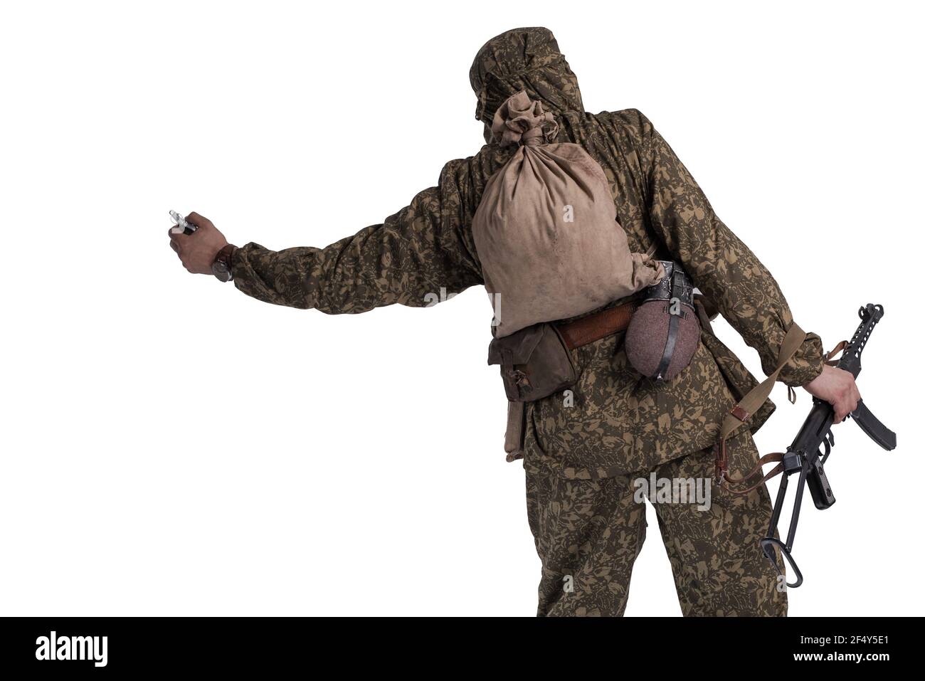 Attore maschile nell'uniforme di un ufficiale del gruppo di ricognizione militare dell'esercito sovietico durante la seconda guerra mondiale in un camuffamento protettivo Foto Stock