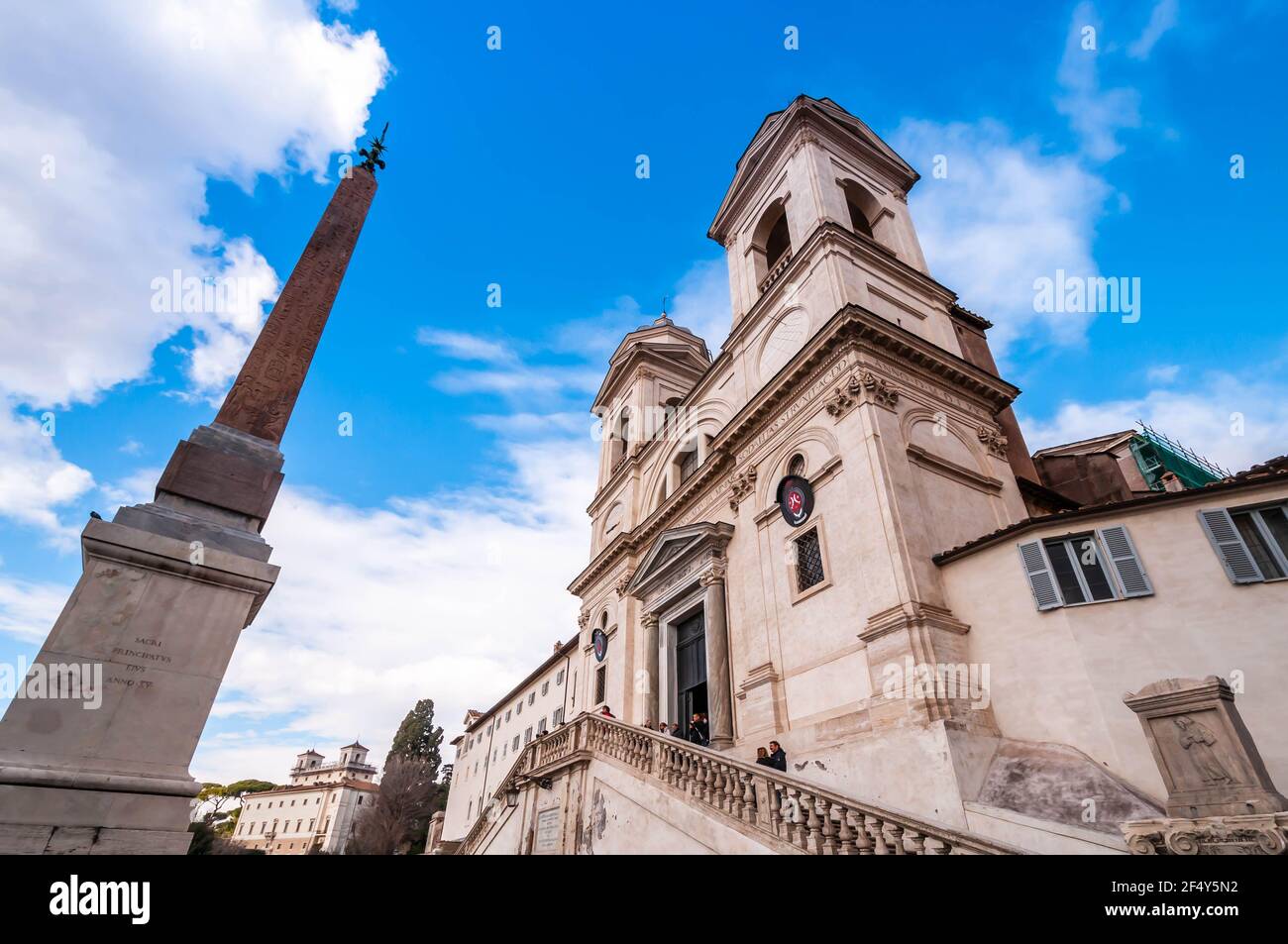 L'esterno della Chiesa della Santissima Trinità dei Monti e l'obelisco di Roma nel Lazio Foto Stock