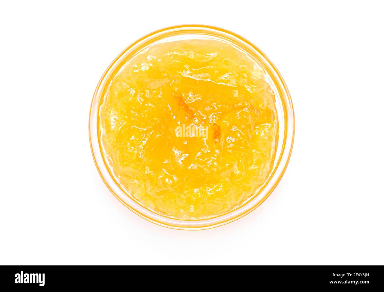 Marmellata d'arancia in una piccola ciotola di vetro isolata su bianco Foto Stock