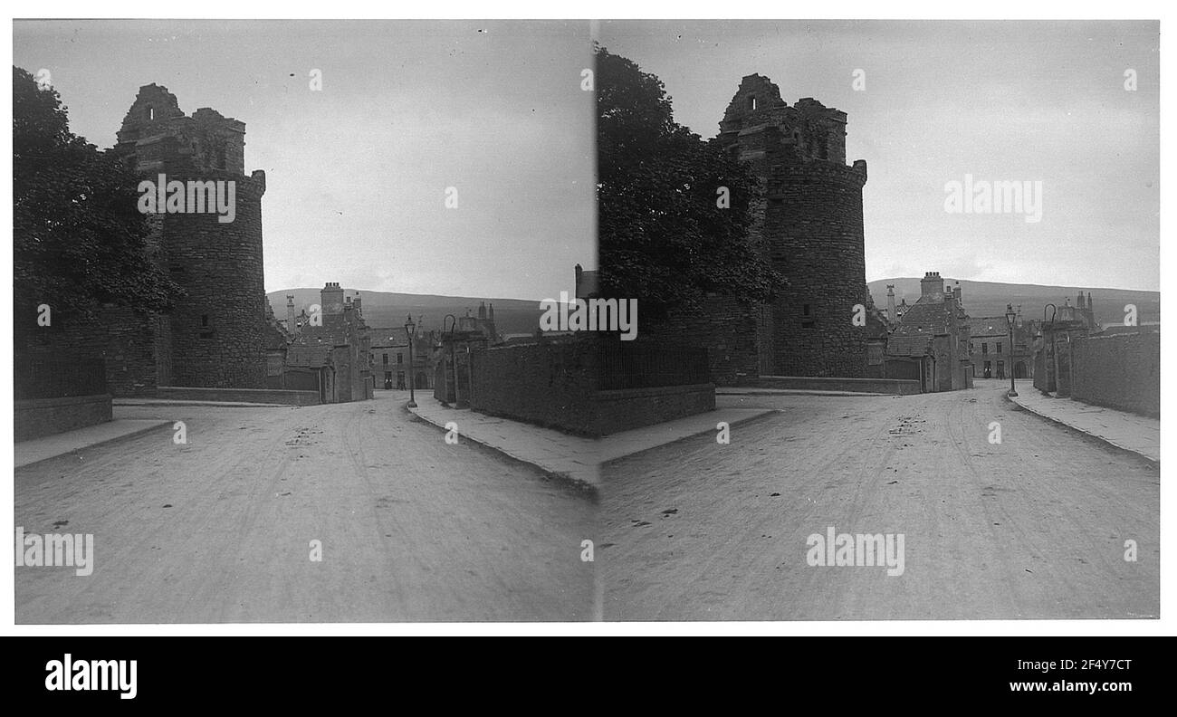 Kirkwall, Scozia. Strada che domina le case, rovina sinistra del Palazzo Vescovile con tempesta bastione Foto Stock
