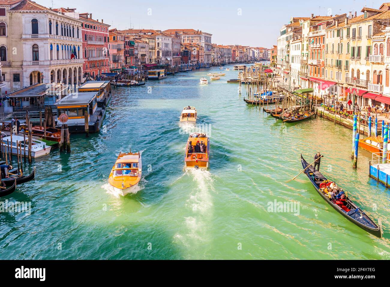 Traffico mattutino sul Canal Grande a Venezia in Veneto, Italia Foto Stock