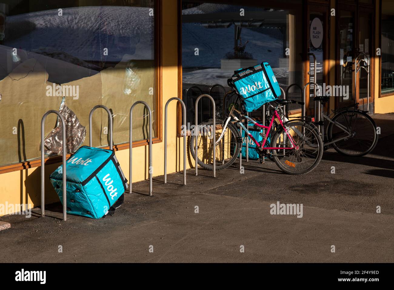 Gli zaini di consegna termica del corriere di cibo Wolt abbandonati in lasipalatsi plaza a Helsinki, Finlandia Foto Stock