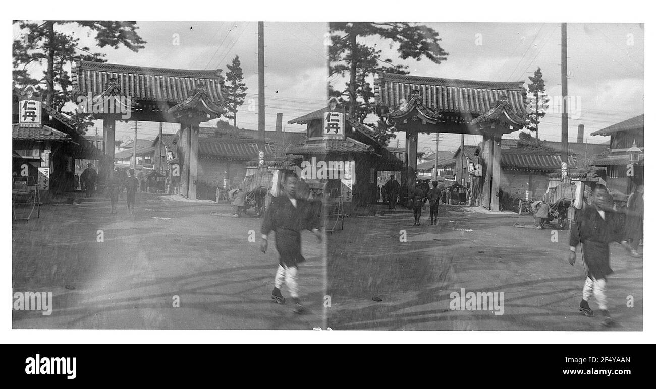 Giappone. Scena di strada di fronte a un cancello della città Foto Stock