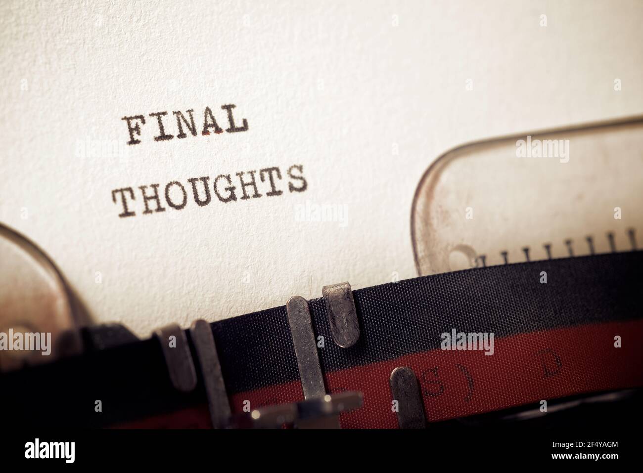 La frase finale dei pensieri scritta con una macchina da scrivere. Foto Stock