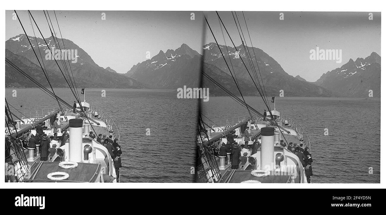 Lofoten (Norvegia). Passeggeri sul ponte anteriore del vaporetto "Victoria Luise" per passeggeri in alto mare durante la visione del paesaggio dei fiordi (pedoni pesanti) Foto Stock