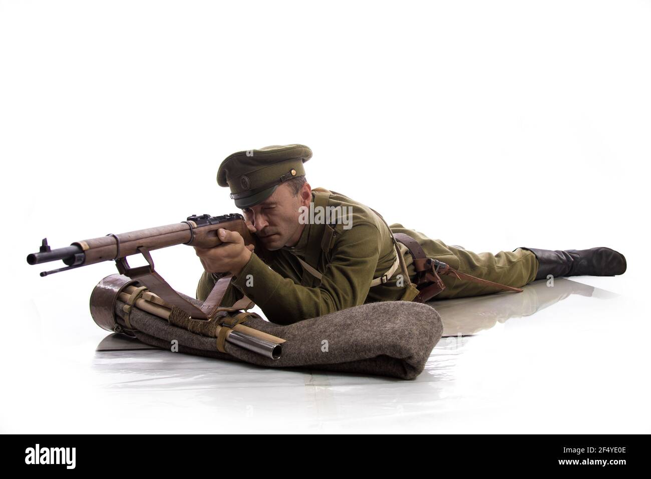 Attore maschile sotto forma di un soldato ordinario di L'esercito russo durante la prima guerra mondiale in posa contro uno sfondo bianco nello studio Foto Stock