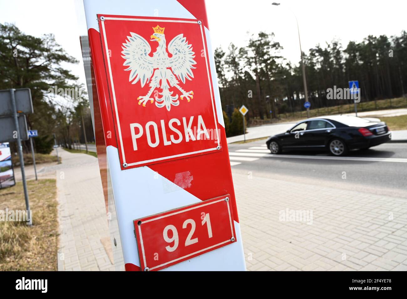 Ahlbeck, Germania. 22 marzo 2021. Un posto di frontiera polacco si trova al confine tra Ahlbeck e Swinemünde in Polonia, sull'isola di Usedom. A causa di un forte aumento del numero di infezioni da Corona, la Polonia è stata classificata come area ad alta incidenza dal 21.03.2021. L'ingresso da lì è consentito solo con un test Corona negativo. Credit: Stefan Sauer/dpa-Zentralbild/dpa/Alamy Live News Foto Stock